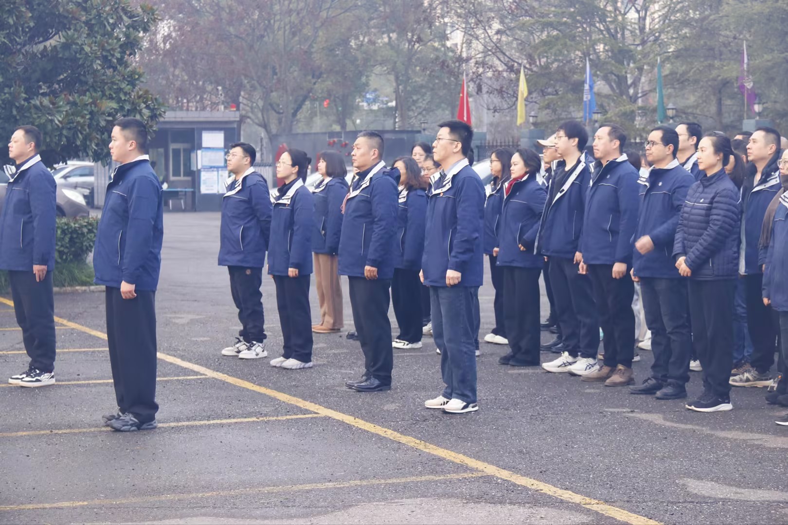 晨光映旗起新篇，凝新奮進(jìn)新征程